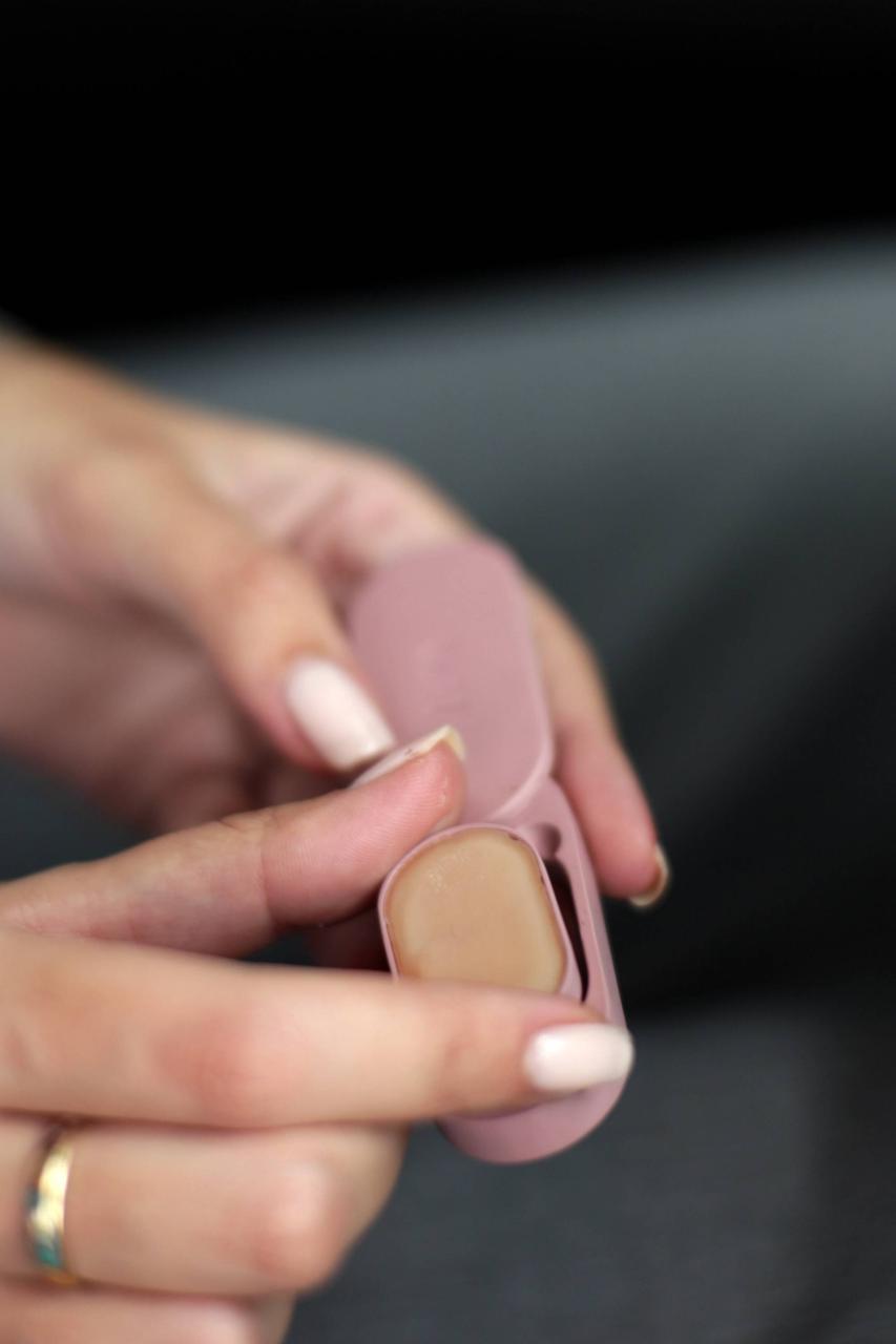 Loading a fragrance pod into the ZEYN case